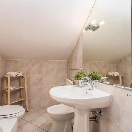 Beautiful In With 4 Bedrooms And Wifi Holiday home Veli Losinj