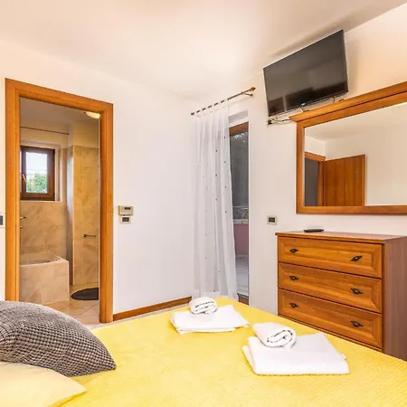 Beautiful In With 4 Bedrooms And Wifi * Veli Losinj