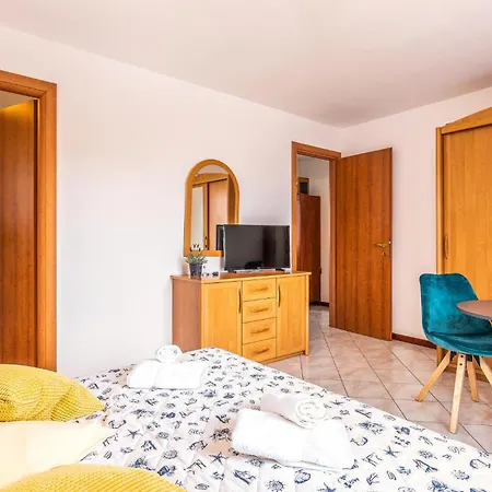 Beautiful In With 4 Bedrooms And Wifi Holiday home *