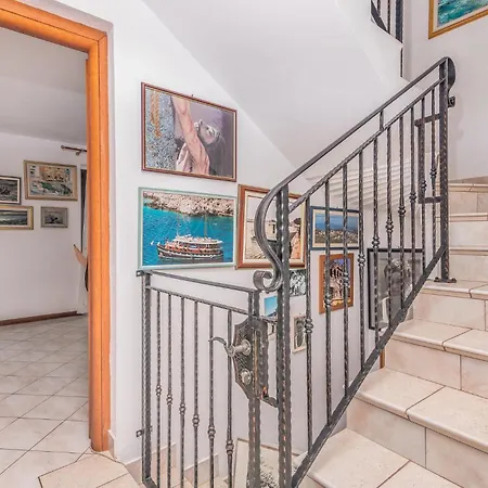 Holiday home Beautiful In With 4 Bedrooms And Wifi Veli Losinj