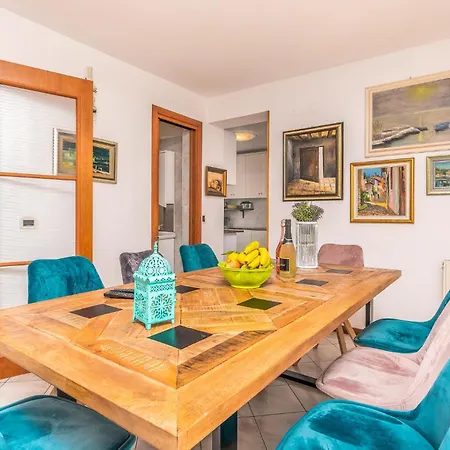 Beautiful In With 4 Bedrooms And Wifi