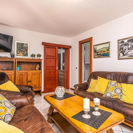 Beautiful In With 4 Bedrooms And Wifi Holiday home Veli Losinj