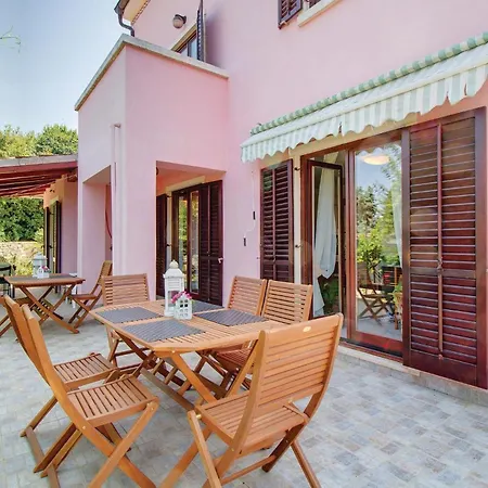 Beautiful In With 4 Bedrooms And Wifi *